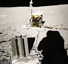 Apolo 14 ALSEP, armado. La sombra pertenece a Al Shepard. Del libro FULL MOON por <a href=http://www.michaellight.net/fullmoon/index.html target=_blank>Michael Light</a>. Alfred A. Knopf. 1999.