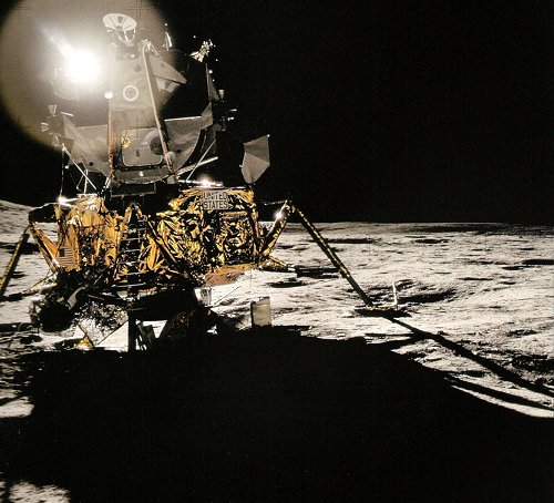 Sol resplandeciente, oscuras sombras y el mdulo lunar Antares. Del libro FULL MOON (Luna Llena) por <a href=http://www.michaellight.net/fullmoon/index.html target=_blank>Michael Light</a>. Alfred A. Knopf. 1999