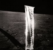 El colector de viento solar del Apolo 12. Reflejo brillantes  de la  hoja combinados con oscuras sombras alrededor hicieron pensar a los engaados astronautas  que la hoja estaba en movimiento. Del libro FULL MOON por Michael Light, Alfred A. Knopf 1999.
