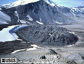 <a href=http://science.nasa.gov/headlines/y2006/images/novarupta/usgs.jpg target=_blank>Vista area</a> de la cima del Novarupta en Alaska. 
<em>Foto USGS de Gene Iwatsubo, 29 de Julio de 1987.</em>
[<a href=http://vulcan.wr.usgs.gov/Volcanoes/Alaska/description_1912_eruption_novarupta.html>Ms informacin</a>]
