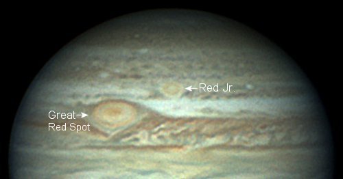 Las dos manchas rojas de Jpiter, fotografiadas el 28 de mayo del 2006, por el astrnomo aficionado Christopher Go de las Filipinas. 
[<a href=http://science.nasa.gov/headlines/y2006/images/redperil/chrisgo.jpg target=_blank>Imagen ampliada</a>]
