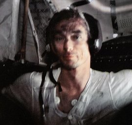 Al final de un largo da en la Luna, descansa <a href=http://science.nasa.gov/headlines/y2006/images/smellofmoondust/dustycernan1.jpg target=_blank>Gene Cernan</a>, astronauta del Apolo 17 dentro del mdulo lunar Challenger. Observe las manchas del polvo en su camisa y frente. 
<i>Crdito de la foto: Jack Schmitt.</i>
