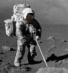 Los trajes espaciales no se suponen que son blancos? ste, usado por el astronauta Jack Schmitt del Apolo 17, es gris por el polvo lunar. 
[<a href= http://spaceflight.nasa.gov/gallery/images/apollo/apollo17/html/as17-145-22157.html target=_blank>Ms informacin</a>]

