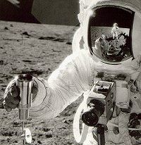 El astronauta del Apolo 12, <a href=http://science.nasa.gov/headlines/y2006/images/smellofmoondust/thermos.gif target=_blank>Alan Bean</a> exhibe un "termo" para el polvo lunar  tambin conocido como Contenedor Especial de Muestras Ambientales 
[<a href=http://www.lpi.usra.edu/expmoon/Apollo11/A11_Samples_tools.html target=_blank>Ms</a>] 
