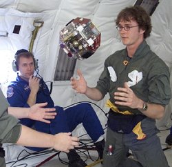 Universitarios del MIT en un ensayo en vuelo de un robot prototipo en vuelo de gravedad reducida a bordo de un avin KC-135 de la NASA. 
[<a href=http://ssl.mit.edu/spheres/pictures.html target=_blank>Ms informacin</a>]

