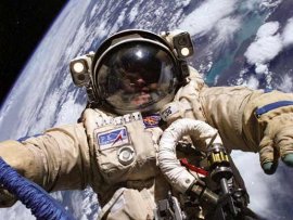 El astronauta de la ISS Mike Finke da un paseo espacial en un traje ruso Orlan en 2004. SuitSat no llevar a nadie dentro.
[<a href= http://www.amsat.org/amsat-new/articles/SuitSat/ target=_blank>Ms informacin</a>] 
