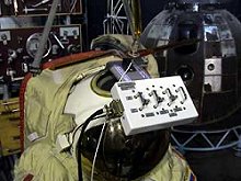 En un laboratorio en Goddard, el SuitSat se inclina para mostrar su antena y su caja de controles. 
[<a href= http://www.amsat.org/amsat-new/articles/BauerSuitsat/index.php target=_blank>Ms informacin</a>]
