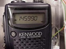 <a href= http://www.amsat.org/amsat-new/articles/BauerSuitsat/index.php target=_blank>Sintoniza</a> tu radio FM en los 145.990 MHz.