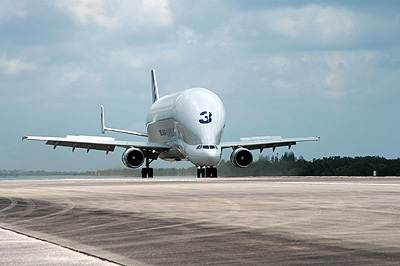 La aeronave Beluga llevando el laboratorio Columbus llega a la NASA al Centro Espacial Kennedy.