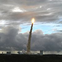 Ariane 5 ECA se eleva hacia el cielo de la tarde. Pulsa <a href=http://www.esa.int/images/2006-05-27_climbout_400x300.jpg target=_blank>aqu </a>para agrandar.
