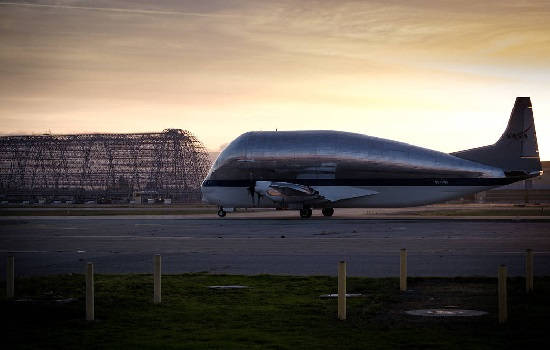 El Super Guppy llega a California con el escudo de la misión Artemis