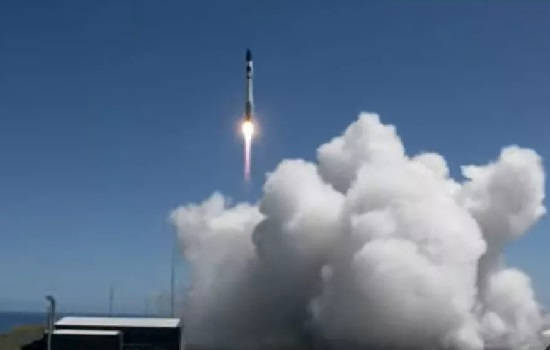 Rocket Lab lanza dos satélites a órbita e intenta recuperar booster