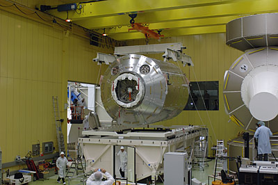 Bajando el laboratorio al contenedor para ser llevado a Florida