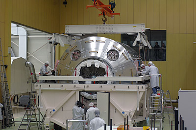 El laboratorio es bajado al contenedor antes de su transporte a Florida