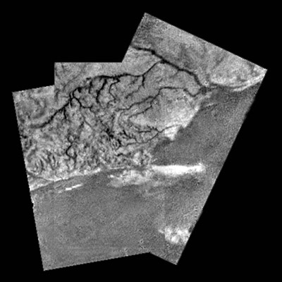 Mosaico de un área de Titán correspondiente a un canal de un río y una serranía