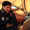 Mac Cornelissen usando la terminal BGAN