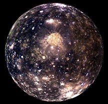 <a href=http://photojournal.jpl.nasa.gov/cgi-bin/PIAGenCatalogPage.pl?PIA01400 target=_blank><u>Esta imagen de alto contraste</u></a> de la luna de Júpiter, Calixto, fue capturada a inicios de este año por la nave espacial de la NASA Galileo. Calixto tiene aproximadamente el tamaño de Mercurio, lo que la convierte en el tercer satélite del sistema Solar en tamaño, después de Ganímedes y Titán. Su superficie helada tiene miles de millones de años de antigüedad, carece de signos de actividad volcánica y está densamente cubierta de escisiones y cráteres. Los científicos, estudiando los datos recogidos por la nave Galileo, creen ahora que la superficie llena de cráteres de Calixto puede ocultar un océano líquido salado.