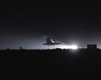 El Discovery aterrizando en California. Crdito: NASA
