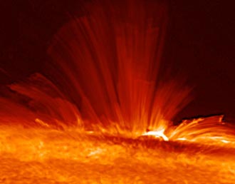 Tomada por el Telescopio Optico Solar Hinode el 20 de noviembre de 2006, esta imagen revela la estructura del campo solar magntico surgiendo verticalmente de una mancha solar.