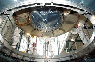 La Instalación del Telescopio Infrarrojo Espacial es bajado a la apertura del servicio móvil de la torre de lanzamiento Plataforma 17-B, Estación de la Fuerza Aérea en Cabo Cañaveral.