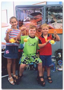 <a href=http://soc.jpl.nasa.gov/experience/gallery-photo.cfm?id=96>Holly Simpson y Kent y Brock Lowrey con sus maquetas</a>