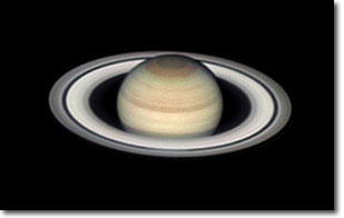 Saturno tal como se veía el 11 de Enero de 2004. En esta imagen el sur está arriba. Imagen tomada por Ed Grafton, Coordinador Asistente de la <a href=http://www.lpl.arizona.edu/alpo/ target=_blank>Asociación de Observadores Lunares y Planetarios (Association of Lunar and Planetary Observers)</a>