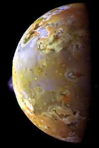 Dos erupciones sulfurosas son visibles en la luna volcánica Io, en esta imagen de color compuesto de Galileo. Una teoría propuesta por Carlson para explicar el ácido sulfúrico en Europa es que los átomos de azufre originados en los volcanes de Io, con el material siendo expulsado dentro del ambiente magnético alrededor de Júpiter y eventualmente girado hacia Europa. En esta imagen una pluma azulada se levanta sobre el costado de Io de alrededor de 138 km por encima de la superficie de la caldera volcánica conocida como "Patera Pillan". <A HREF=http://antrwrp.gsfc.nasa.gov/apod/ap970818.html target=_blank>Más información </A>