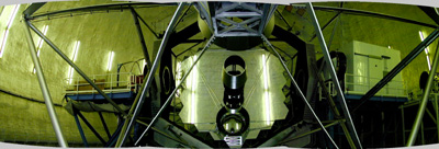 Vista de un espejo primario Keck 2, compuesto de 36 segmentos especulares hexagonales de 1,8 metros cada uno. EL tubo cnico en el centro del espejo es un deflector (baffle), debajo del cual se refleja la imagen del espejo secundario redondo A la derecha est el compartimento blanco donde se aloja el sistema adaptativo ptico para el Keck 2.  