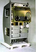 La instalación glovebox (caja con guantes) a bordo de la Estación Espacial será un descendiente avanzado de la Middeck Glovebox usada a bordo de la lanzadera. La nueva instalación ocupará una estantería completa (izquierda) y ofrecerá un volumen operativo más generoso (derecha) para los experimentadores.