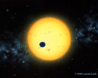 Ilustración de la artista Lynette Cook de un eclipse planetario en el sistema HD 209458. Copyright 1999 Lynette Cook, todos los derechos reservados. (<a href=http://astron.berkeley.edu/~gmarcy/transit.html target=_blank><u>Más información</u></a>; ver también la <a href=http://antwrp.gsfc.nasa.gov/apod/ap991115.html target=_blank><u>Ilustración Astronómica del Día</u></a> de NASA/Goddard).