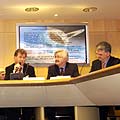 Grupo de científicos presentando los resultados de la sonda Huygens