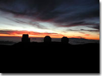 Las dos cpulas esfricas Keck bajo la puesta de sol, junto al telescopio japons Subaru (izq.). En la distancia se puede ver la isla de Maui, justo a la derecha de la cpula del Keck2.
<a href="http://planetquest.jpl.nasa.gov/Keck/sunset.html">Ampliar Imagen</a>