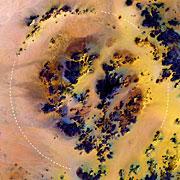 El crter Kebira, de 31 kilmetros de dimetro, situado en el Desierto del Shara, se localiza al sudoeste de Egipto, no lejos de la frontera con Libia (Cortesa del Centro de Deteccin Remota de la Universidad de Boston).