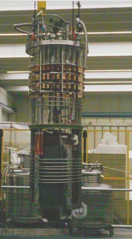  Se puede ver en la parte inferior de esta imagen el imn del experimento PVLAS, productor el campo magntico necesario para la desviacin de un haz de lser en el vaco. 
<br>Crditos: INFN