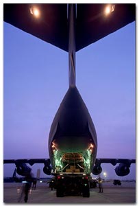 <a href=http://saturn.jpl.nasa.gov/kids/images/boeing_c_17.jpg target=_blank>Ya en la Base Edwards de la Fuerza Area, se carg la nave dentro de un Boeing C-17. (Foto de Boeing)</a>