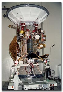 <a href=http://saturn.jpl.nasa.gov/kids/images/cassini-wheels.jpg target=_blank>Nave Cassini sobre el remolque</a>
