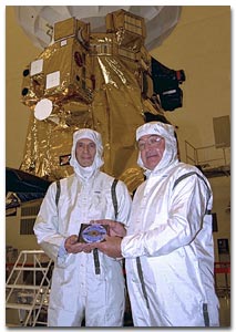 <a href=http://saturn.jpl.nasa.gov/cgi-bin/gs2.cgi?path=../multimedia/images/spacecraft/images/image11.jpg&type=image>Charley Kohlhase, a la izquierdaleft, y Richard Spehalski</a>