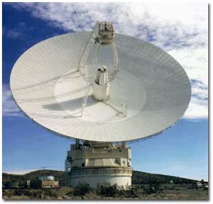 <a href=http://saturn.jpl.nasa.gov/mission/images/DSN-goldstone.jpg>Radiotelescopio de 70 metros de la Estacin de Espacio Profundo nmero 14 en el Complejo de Comunicaciones del Espacio Profundo del DNS de Goldstone.</a>