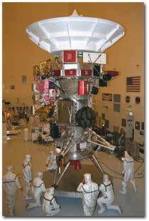 Tcnicos operando en el orbitador Cassini