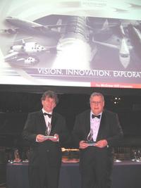 De derecha a izquierda: <a href=http://misiones.astroseti.org/cassini/articulo.php?num=3453 target=_blank>Jean-Pierre Lebreton y Dennis Matson</a>