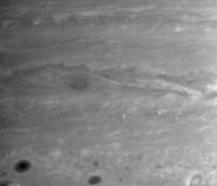 <p>Una nueva investigacin sugiere que los remolinos son el "motor" que impulsan los vientos de las corrientes de chorro de Saturno</p>