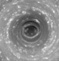<p>Esta pelcula de 14 imgenes, muestra la masa de nubes circulante centrada en el polo sur, alrededor del cual los vientos soplan a 550 kilmetros (350 millas) por hora.</p><p><a href="http://saturn.jpl.nasa.gov/multimedia/videos/video-details.cfm?videoID=136">Ver pelcula</a></p>