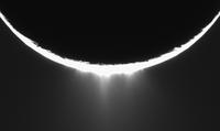 Chorros de partículas heladas son eyectadas en esta breve película de la luna Encelado de Saturno.