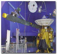 <a href=http://saturn.jpl.nasa.gov/museums/images/cassini-csc.jpg target=_blank>Modelo a tamao natural de la nave Cassini con rumbo a Saturno expuesta en el Centro de Ciencia de California.</a>