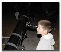 Un joven estudiante echando su primer vistazo a través de un telescopio de gran apertura, para observar el planeta Saturno. <i>Crédito de Imagen: Centro de Matemáticas y Ciencia Colorado Oeste</i>