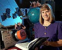 La doctora Colleen Wilson-Hodge con el prototipo del Experimento de Fuentes Transitorias y Explosivas (BATSE). El instrumento está apropiadamente decorado con murciélagos, la mascota del equipo. Créditos: NASA/Centro de Vuelo Espacial Marshall.