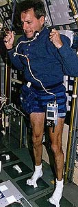 El especialista de misin Richard Linneham consigue combatir los efectos de la microgravedad a bordo del transbordador espacial Columbia.