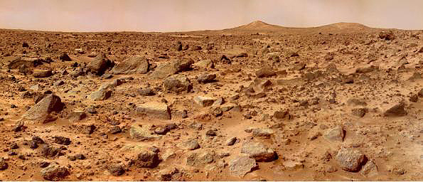 "Agua, agua, por todas partes y ni una sola gota que beber. " La Mars Pathfinder descendi en lo que alguna vez fue una llanura inundada, segn deducen los gelogos por la forma como estn acomodadas las rocas. Cualquier agua que haya quedado en Marte, sin embargo, deber encontrarse en los conos polares o como hielo debajo de la superficie. Crdito: NASA y Jet Propulsion Laboratory.