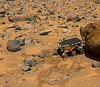 "Hay alguien en casa? El rover marciano Sojourner Mars Rover se acerca a Yogi, una roca cercana al mdulo de descenso Mars Pathfinder en preparacin para realizar un ensayo qumico  de la roca. Las sondas futuras podrn disearse para que puedan darle vuelta a la roca con la esperanza de encontrar trazas de formas de vida microbiana. Crdito NASA y Jet Propulsion Laboratory.