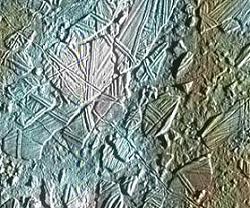 Trozos fragmentados de hielo en Europa, similares en apariencia a los vistos en los mares polares de la Tierra durante el deshielo primaveral. Las mediciones llevadas a cabo sobre el campo magntico de Europa, obtenidas durante un vuelo cercano el 3 de enero de 2000 sugieren que puede haber un ocano salado bajo ese terreno helado.